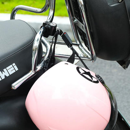 Motociklo šalmo spyna pateiktas namų aplinkoje