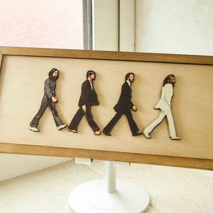 Keturi The Beatles nariai iškilūs mediniame paveiksle