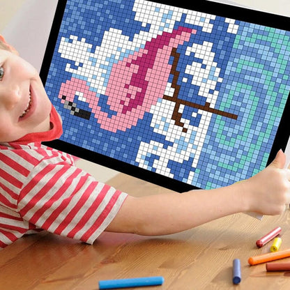 Vaikas rodo nuspalvintą flamingo paveikslą