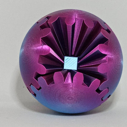 Pusiau išskleistas violetinis kamuoliukas