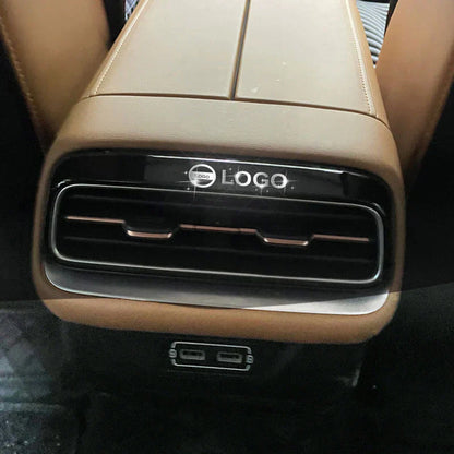 Ruda odinė automobilio sėdynė su juodu oro kondicionieriaus ventiliatoriumi.