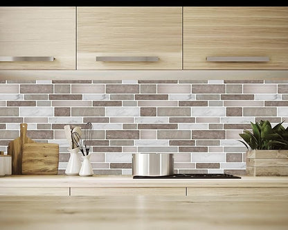 Smėlio ir baltų lipnių 3D plytelių siena virtuvėje