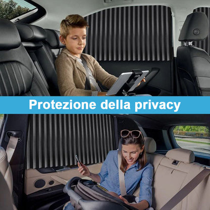 Moteris ir vaikas automobilyje prie juodų lango užuolaidų