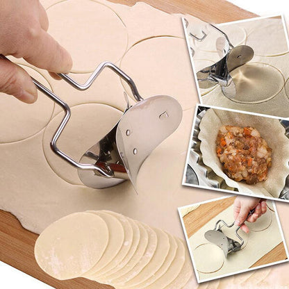 Tešlos lakštas įdėtas į virtinių formelę