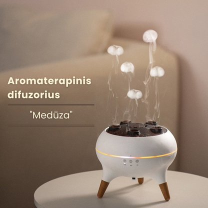 Baltas aromaterapinis difuzorius „Medūza“ su kylančiais garais ant staliuko
