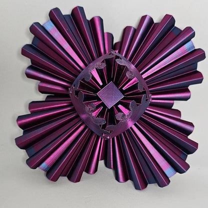 Visiškai išskleistas violetinis 3D kamuoliukas