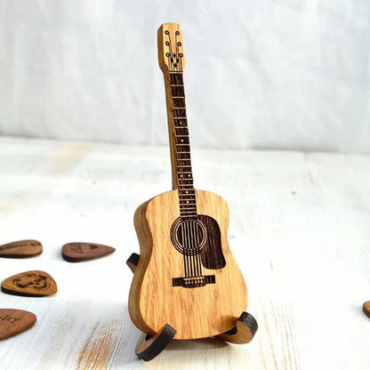 Gitaros formos mediatorių dėklas pastatytas ant stovo