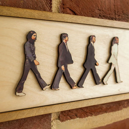 The Beatles figūrėlių reljefo detalė iš šono