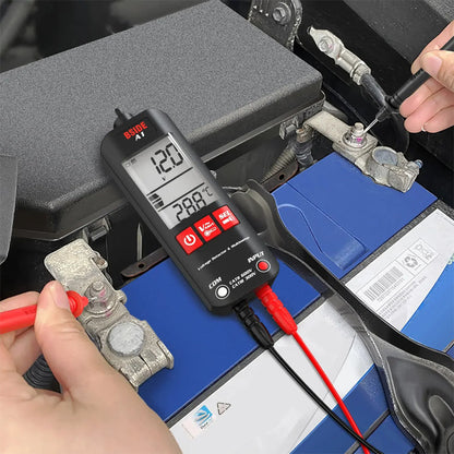 Skaitmeniniu multimetru matuojamas elektronikos įrenginys ant darbo stalo.