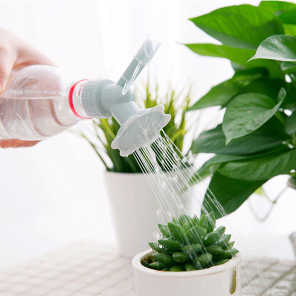 Laistymo antgalis užsuktas ant plastikinio vandens butelio