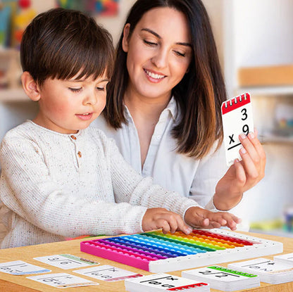 Mama ir vaikas prie stalo skaičiuoja naudodami spalvotą matematinį žaidimą.