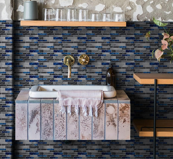 Mėlynų ir pilkų lipnių 3D plytelių siena prie vonios praustuvo