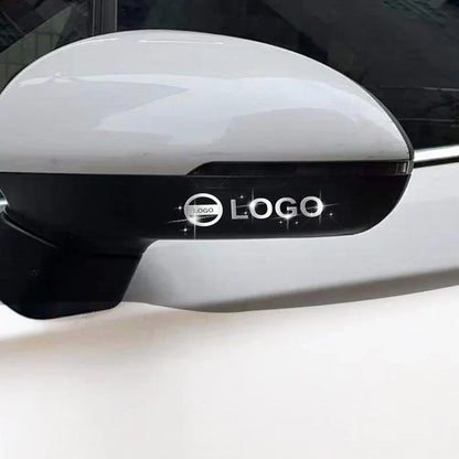 Baltas automobilio šoninis veidrodėlis su juodu pagrindu ir blizgančiu logotipu.