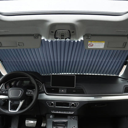 Sidabrinė žaliuzė ištraukiama skersai automobilio stiklo