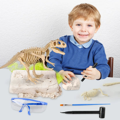 Kūrybinis rinkinys - "Priešistorinis dinozauras" – vaikas kasa dinozauro skeletą