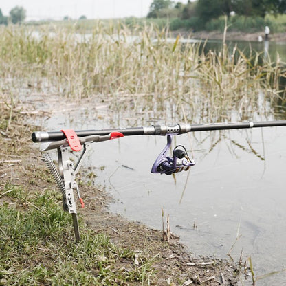 Meškerė spyruokliniame laikiklyje ežero pakrantėje