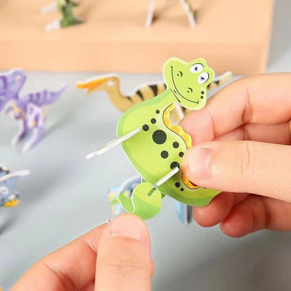 Rankose laikoma žalia dinozauro detalė