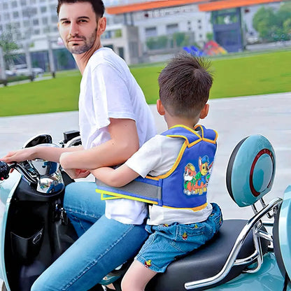 Mėlynas vaikiškas diržas naudojamas važiuojant motoroleriu