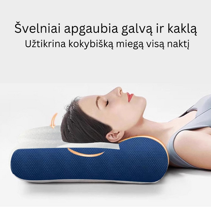 Moteris guli ant mėlynos, tekstūruotos pagalvės, užtikrinančios komfortą ir atramą.