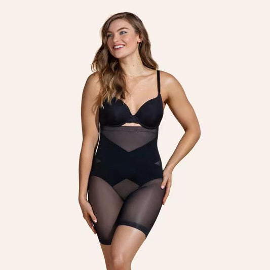Juoda, prigludusi shapewear su permatomis detalėmis, pabrėžia figūrą ir suteikia komfortą.