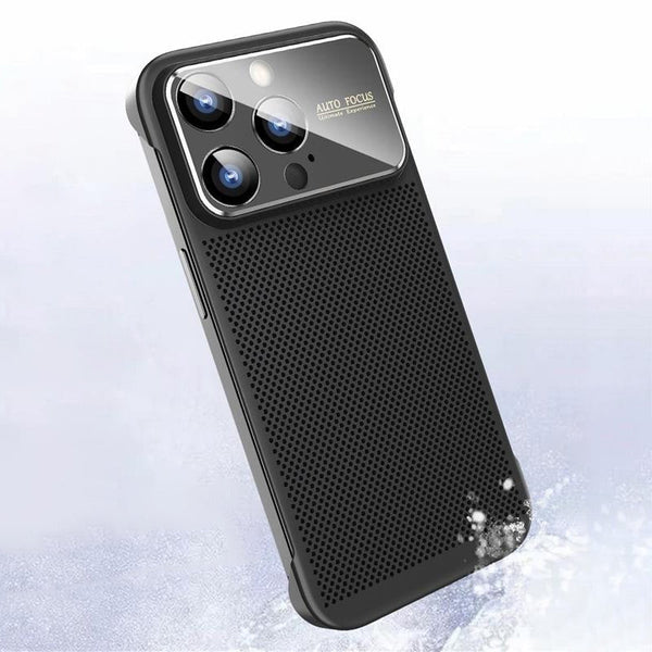 Juodas perforuotas iPhone dėklas su atvira kameros zona