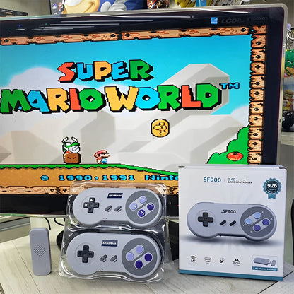 Super Mario World žaidimas ekrane su dviem pultais ir pakuote