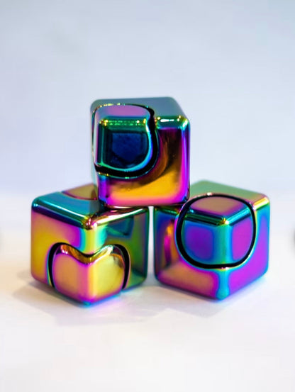 Trys vaivorykštės spalvų Fidget Cube kubeliai