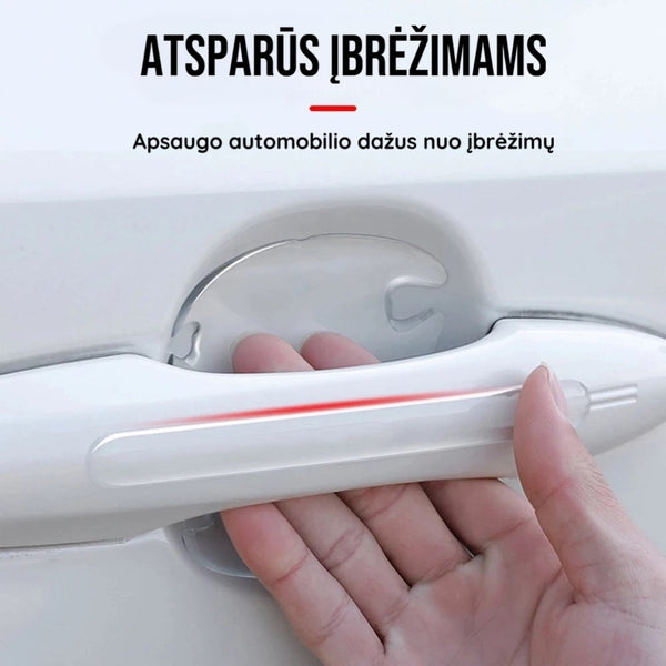 Ranka atidaro baltas automobilio dureles su skaidria apsauga po rankena