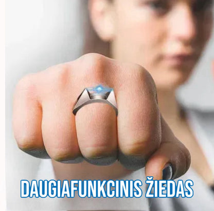 Metalinis smailus žiedas užmautas ant piršto