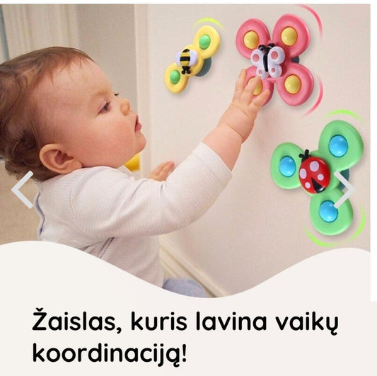 Vaikas žaidžia su spalvingais, minkštais, sieniniais žaislais, lavinančiais koordinaciją.