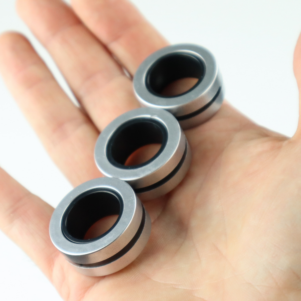 Trys sidabro spalvos magnetiniai žiedai delne