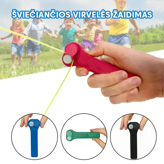 Raudonas, plastikinis žaislas su apvaliu mygtuku, laikomas rankoje, šviečia.