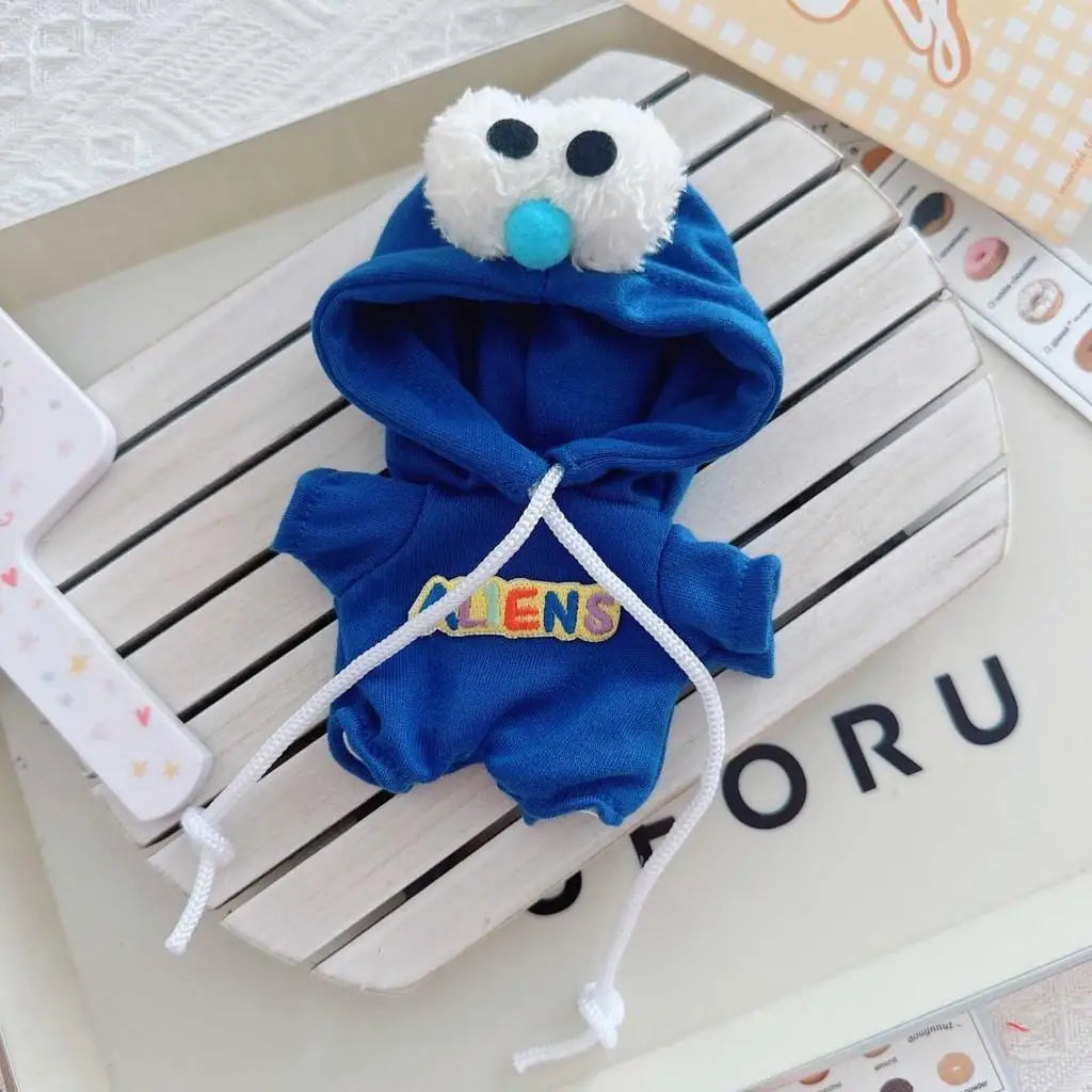 Mėlyna kombinezono formos Labubu lėlė, pūsta balta akų detalė, minkšta trikotažinė tekstūra