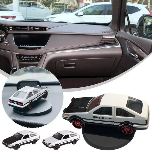 Balto AE86 automobilio miniatiūra ant juodo sukamo pagrindo automobilio salone.