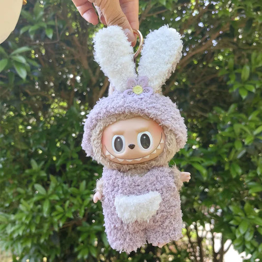 Violetinė pūkuota Labubu lėlė su ovalia galva, baltais pūkiniais ausimis
