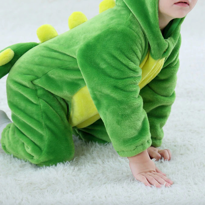 vaikas su žaliu dinozauro kostiumu