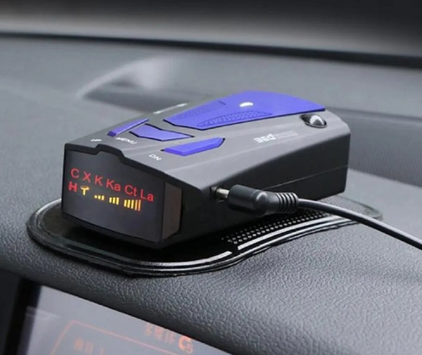 radarų detektorius ant automobilio prietaisų skydelio