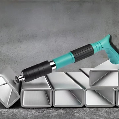 Žalias rankinis vinių pistoletas greta metalinių profilių