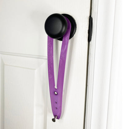 Violetinis FlexLatch laikiklis ištiestas vertikaliai