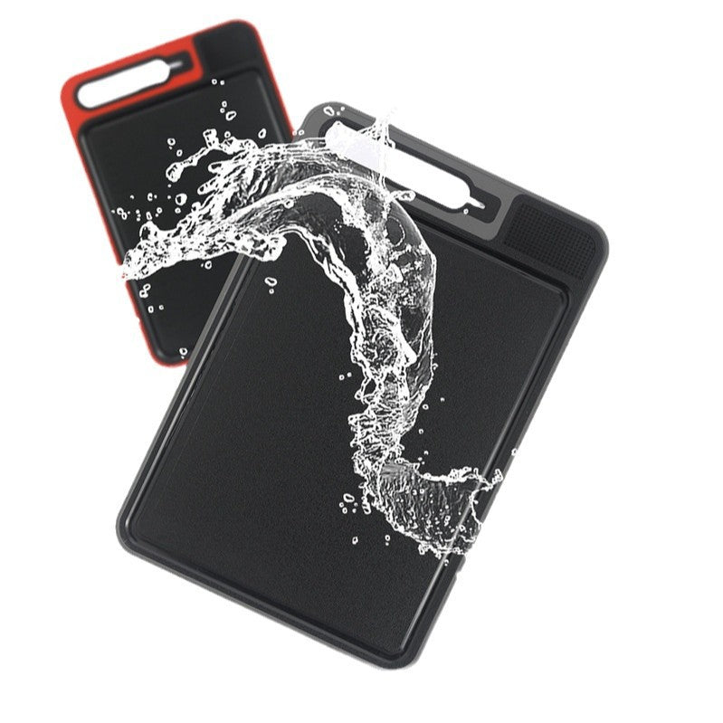 Juodos ir raudonos spalvos, stačiakampiai, vandeniui atsparūs padėklai su tekstūruotu paviršiumi.