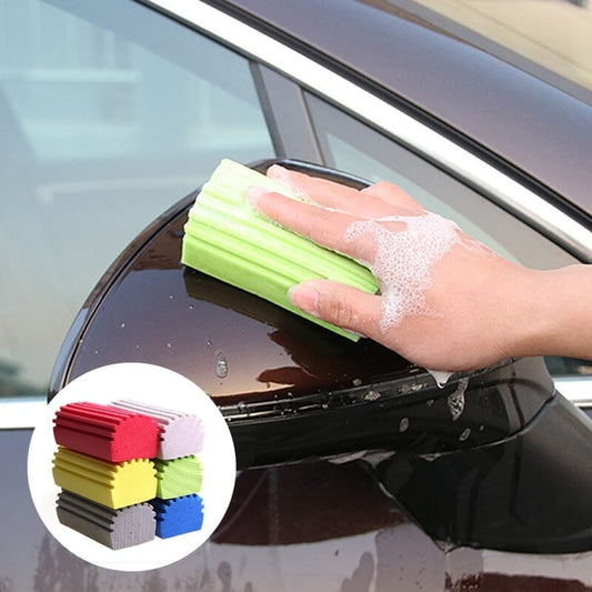 Žalias kempinės blokas, banguotas paviršius, plaunantis automobilio veidrodį.