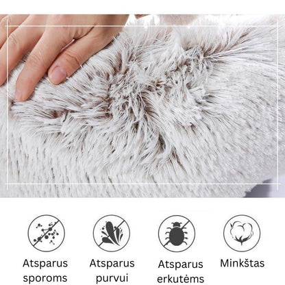 Minkštas, šviesiai pilkas audinys su ilgu plauku, malonus liesti.