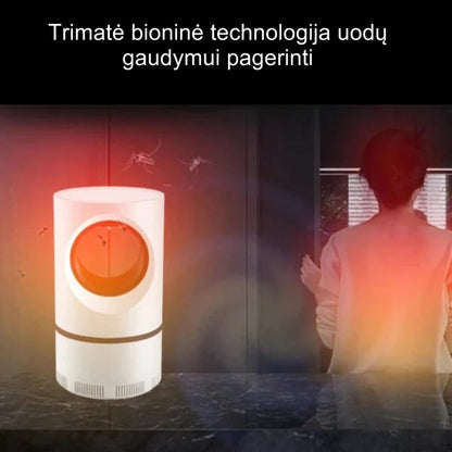 Šviečianti uodų gaudyklė ant stalo prie atviro lango