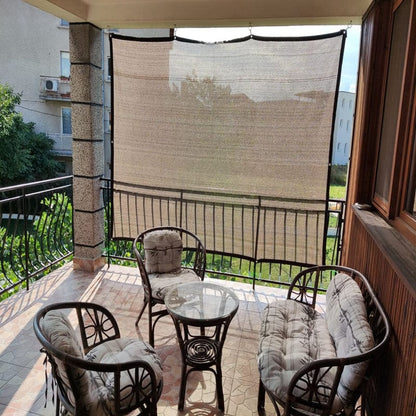 Stačiakampė saulės uždanga pakabinta balkone