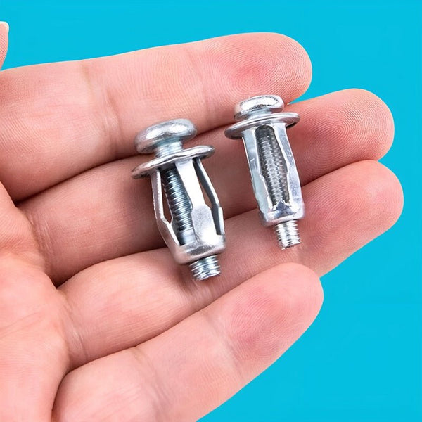Dvi metalinės tvirtinimo kniedės delne