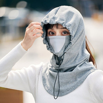 Kepurė-gobtuvas su veido ir kaklo danga – pilka danga ant modelio lauke