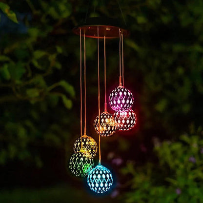 Saulės vėjo varpeliai su LED rutuliais – spalvoti rutuliai vertikaliame vaizde